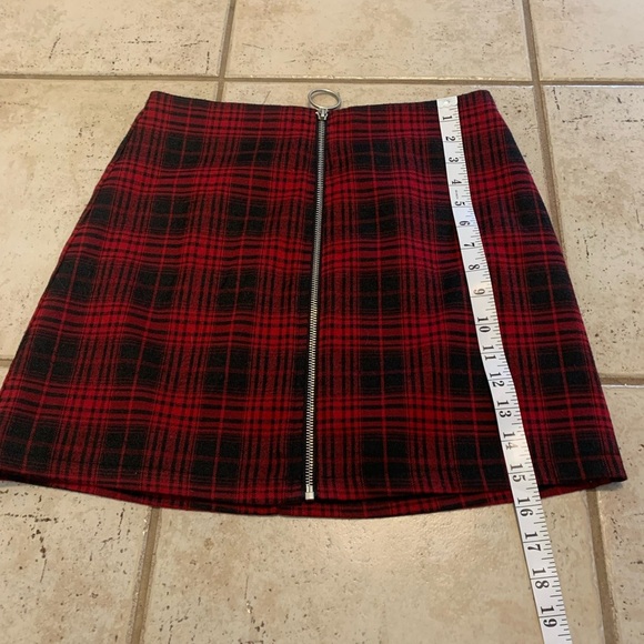 Forever 21 Red & Black Plaid Mini Skirt with O-Ring Zipper - Size Medium - Picture 5 of 6